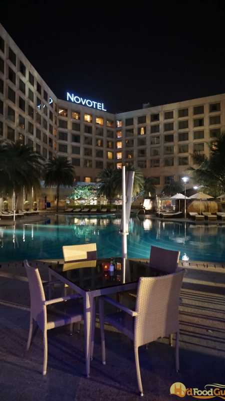 Poolside - La Cantina Poolside - La Cantina