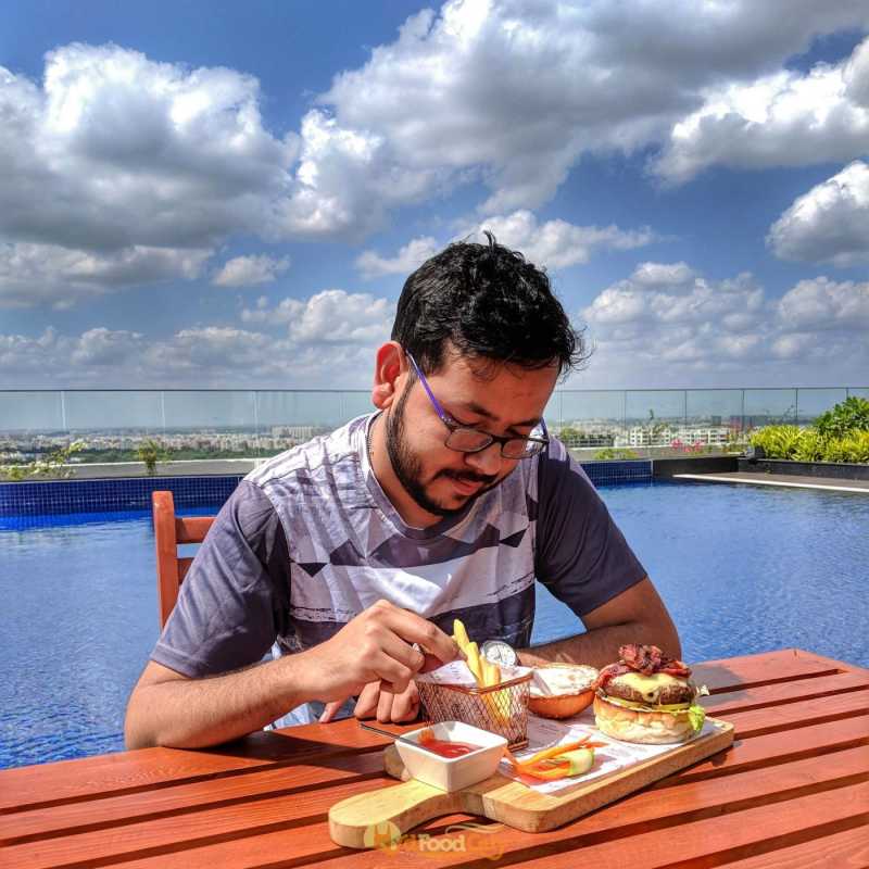 Mazzo - Burger by the Pool